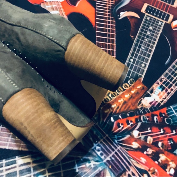 Crown Vintage Gray Embroidered Ankle Booties! - Picture 13 of 14